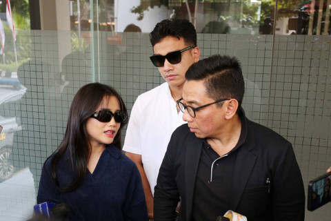 Artis Fuji bersama kakaknya Fadly Faisal dan kuasa hukum Sandy Arifin memberi keterangan pers usai diperiksa di Polres Jakarta Barat, Jakarta, Selasa, (6/8/2024). Foto: Agus Apriyanto