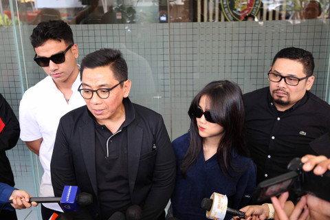 Artis Fuji bersama kakaknya Fadly Faisal dan kuasa hukum Sandy Arifin memberi keterangan pers usai diperiksa di Polres Jakarta Barat, Jakarta, Selasa, (6/8/2024). Foto: Agus Apriyanto