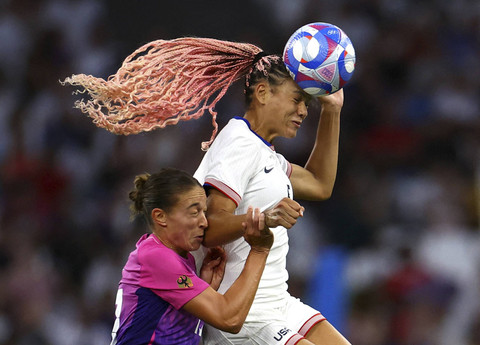 Trinity Rodman dari Amerika Serikat beraksi dengan Felicitas Rauch dari Jerman pada Olimpiade Paris 2024 di Stadion Marseille, Marseille, Prancis (28/7/2024). Foto: Luisa Gonzalez/REUTERS 