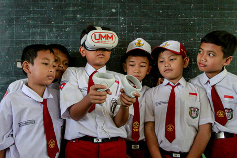 Siswa menggunakan teknologi virtual reality (VR) saat mengikuti kegiatan belajar mengajar oleh mahasiswa Universitas Muhammadiyah Malang (UMM) di SDN 03 Tumpang, Malang, Jawa Timur, Selasa (6/8/2024). Foto: Muhammad Mada/ANTARA FOTO