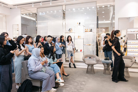 Peserta yang hadir dengan dresscode Touch of Blue di acara Ladies Day Out x Michael Kors Runway Moment. Foto: Michael Kors.