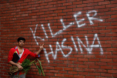 Demonstran menyerbu kediaman Perdana Menteri Bangladesh Sheikh Hasina di Dhaka, Bangladesh, Senin (5/8/2024). Foto: Mohammad Ponir Hossain/REUTERS 