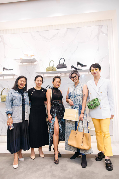 Dua pemenang Best Dress di acara kumparanWOMAN Ladies Day Out x Michael Kors Runway Moment berpose bersama Fitria Sofyani (Chief of kumparanWOMAN), Felicia Lesmana (Brand Manager Michael Kors) dan Adi Surantha (Fashion Stylist) Foto: Michael Kors