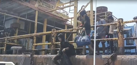 Nelayan yang selamat dievakuasi dari KM Sri Mariana, Senin (6/8/2024). Foto: Dok. Istimewa