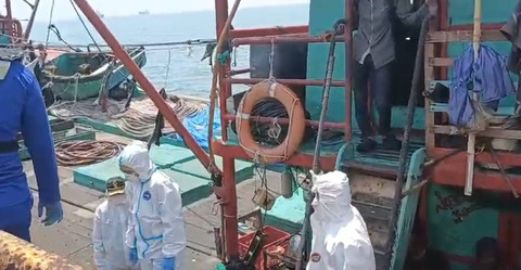 Petugas memeriksa kondisi nelayan lainnya menggunakan pakaian hazmat. dok Isimewa