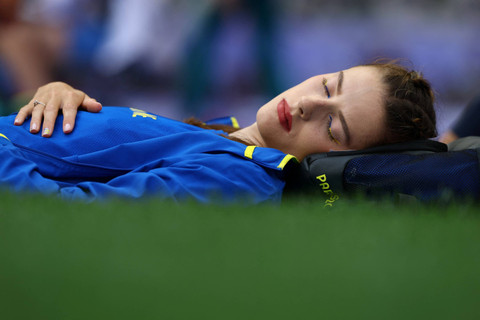 Atlet lompat tinggi putri Ukraina Yaroslava Mahuchikh yang dijuluki sleeping beauty di Olimpiade Paris. Foto: Kai Pfaffenbach/REUTERS