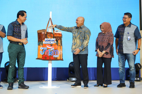 Menteri Koperasi dan UKM Teten Masduki dan Presiden Direktur BCA Jahja Setiaatmadja serta jajaran direksi BCA membuka acara BCA UMKM Fest 2024 di kawasan Kuningan, Jakarta, Rabu (7/8/2024). Foto: Iqbal Firdaus/kumparan