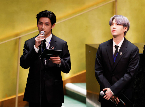 Personil Grup musik BTS Suga berbicara dalam acara SDG Moment sebagai bagian dari Debat Umum sesi ke-76 Sidang Umum Majelis Umum PBB di Markas Besar Perserikatan Bangsa-Bangsa, pada tanggal 20 September 2021 di New York. Foto: JOHN ANGELILLO / POOL / AFP