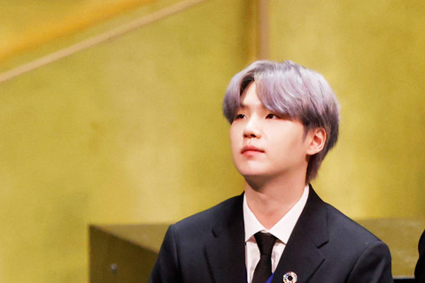 Personil Grup musik BTS SUGA. Foto: JOHN ANGELILLO / POOL / AFP