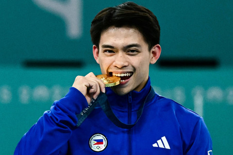 Atlet senam artistik Filipina Carlos Edriel Yulo usai meraih medali emas Olimpiade Paris 2024. Foto: GABRIEL BOUYS / AFP