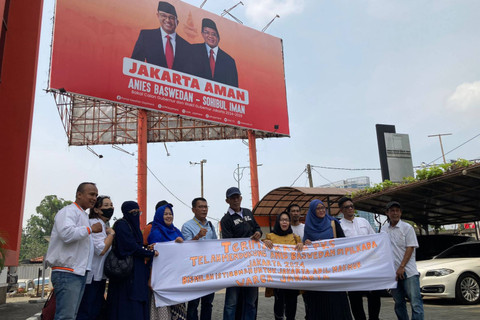 Warga pendukung Anies Baswedan mendatangi kantor DPP PKS membawa ayam jago, Selasa (7/8/2024). Foto: Dok. Istimewa