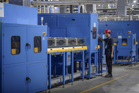 Pekerja memeriksa alat karbonisasi bahan material di pabrik bahan anoda baterai litium PT Indonesia BTR New Energy Material saat peresmian oleh Presiden Joko Widodo di Kawasan Ekonomi Khusus Kendal, Kabupaten Kendal, Jawa Tengah, Rabu (7/8/2024). Foto: Aji Styawan/ANTARA FOTO 