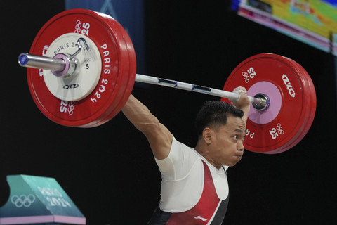 Lifter Indonesia Eko Yuli Irawan melakukan angkatan snatch dalam kelas 61 kg putra Olimpiade Paris 2024 di South Paris Arena, Paris, Prancis, Rabu (7/8/2024). Foto: Kin Cheung/AP Photo