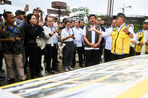 Menteri Koordinator Bidang Politik, Hukum dan Keamanan Hadi Tjahjanto (kedua kanan) mendengarkan penjelasan dari Ketua Satgas Pembangunan Infrastruktur IKN Danis Sumadilaga (kanan) tentang progres pembangunan Istana Negara. Foto: ANTARA FOTO/Rivan Awal Lingga