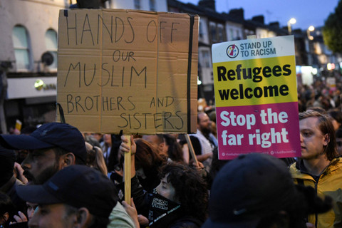 Warga menggelar aksi unjuk rasa menentang protes anti-imigran di London, Inggris, Rabu (7/8/2024). Foto: Chris J Ratcliffe/REUTERS