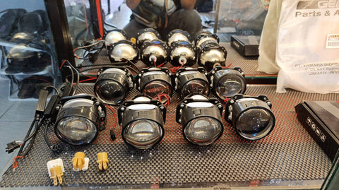 Lampu projie bikinan BRN Technical. Foto: Fitra Andrianto/kumparan
