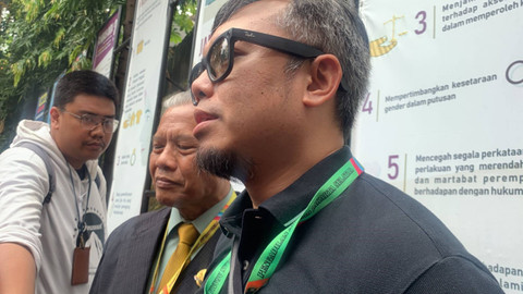 Suami Nisya Ahmad, Andika Rosadi, ditemui setelah hadir dalam sidang cerai di Pengadilan Agama Jakarta Selatan, Kamis (8/8/2024). Foto: Vincentius Mario/kumparan