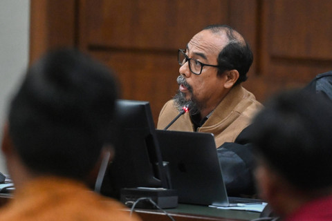 Terdakwa kasus suap dan gratifikasi pengurusan perkara di Mahkamah Agung Gazalba Saleh (kedua kiri) menjalani sidang lanjutan di Pengadilan Tipikor, Jakarta, Senin (5/8/2024). Foto: Rivan Awal Lingga/ANTARA FOTO