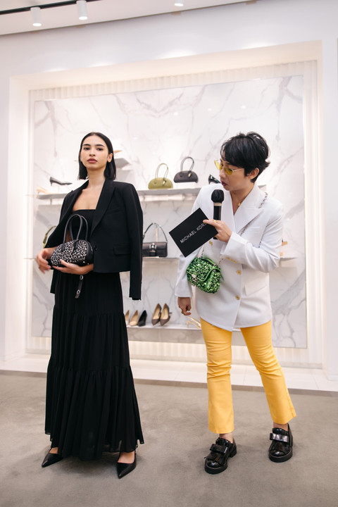 Fashion stylist Adi Surantha berikan tips mix and match OOTD menarik di acara Ladies Day Out x Michael Kors di butik Michael Kors, Senayan City, pada Sabtu (3/8).