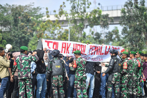 Pengunjuk rasa berupaya menerobos barikade Prajurit TNI AD saat simulasi dan apel gelar pasukan pengamanan Pilkada serentak Provinsi Sumatera Selatan tahun 2024 di lapangan Jasdam II/Sriwjaya di Palembang, Sumatera Selatan, Rabu (31/7/2024). Foto: Nova Wahyudi/ANTARA FOTO