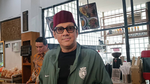 Andre Taulany  berpose usai bicara soal perceraiannya dengan Erin Taulany di Kawasan Kapten Tendean, Jakarta Selatan, Kamis (8/8/2024). Foto: Giovanni/kumparan
