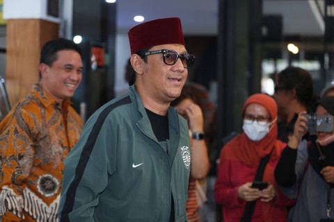 Artis Andre Taulany memberikan keterangan pers terkait perceraian dengan istrinya di kawasan Tendean, Jakarta, Kamis, (8/8/2024). Foto: Agus Apriyanto