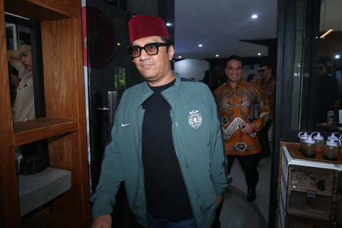 Artis Andre Taulany memberikan keterangan pers terkait perceraian dengan istrinya di kawasan Tendean, Jakarta, Kamis, (8/8/2024). Foto: Agus Apriyanto