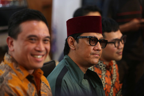 Artis Andre Taulany memberikan keterangan pers terkait perceraian dengan istrinya di kawasan Tendean, Jakarta, Kamis, (8/8/2024). Foto: Agus Apriyanto