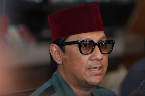 Artis Andre Taulany memberikan keterangan pers terkait perceraian dengan istrinya di kawasan Tendean, Jakarta, Kamis, (8/8/2024). Foto: Agus Apriyanto