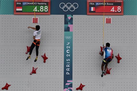 Atlet panjat tebing putra Indonesia Veddriq Leonardo (kiri) beradu cepat dengan atlet Prancis Bassa Mawem pada perempat final nomor speed putra Olimpiade Paris 2024 di Le Bourget Climbing Venue, Paris, Prancis, Kamis (8/8/2024). Foto: Wahyu Putro A/ANTARA FOTO