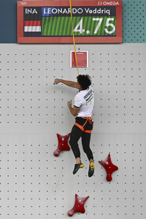 Veddriq Leonardo dari Indonesia memenangkan final panjat tebing nomor speed putra dalam Olimpiade Paris 2024 di Le Bourget Sport Climbing Venue, Le Bourget, Kamis (8/8/2024). Foto: Fabrice Coffrini/AFP