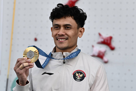 Atlet panjat tebing putra Indonesia Veddriq Leonardo usai pengalungan medali emas nomor speed putra Olimpiade Paris 2024 di Le Bourget Climbing Venue, Paris, Prancis, Kamis (8/8/2024). Foto: Wahyu Putro A/ANTARA FOTO