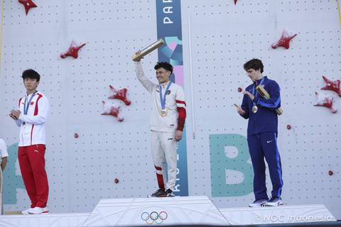 Atlet panjat tebing putra Indonesia peraih medali emas Veddriq Leonardo  di podium bersama atlet China Wu Peng dan atlet Amerika Serikat Sam Watson seusai penyerahan medali final nomor speed putra Olimpiade Paris 2024, Kamis (8/8/2024). Foto: Dok. NOC Indonesia 