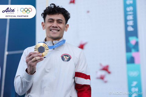 Atlet panjat tebing putra Indonesia peraih medali emas Veddriq Leonardo  di podium bersama atlet China Wu Peng dan atlet Amerika Serikat Sam Watson seusai penyerahan medali final nomor speed putra Olimpiade Paris 2024, Kamis (8/8/2024). Foto: Dok. NOC Indonesia 