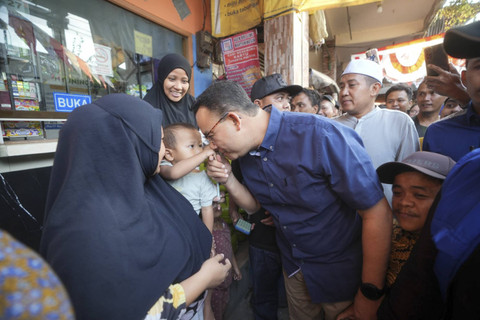 Anies Baswedan kembali bersilaturahmi sekaligus berdialog dengan warga Kampung Alektro, Muara Baru, Jakarta Utara, Kamis(8/8/2024). Foto: Dok. Istimewa