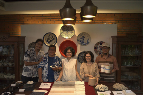 Chitra Subyakto bersama para kolaborator Studio Sejauh; Asyfa Fuadi, Fatah Syaifur Rochman, Chandra Kirana Prijosusilo, dan Wibobo Akhmad. Foto: Dok. Sejauh Mata Memandang