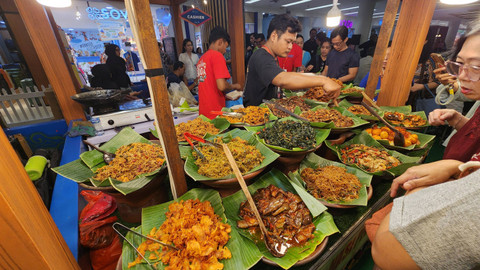 Puluhan tenant kuliner legendaris hadir di festival Kampoeng Legenda Mal Ciputra Jakarta, 7-18 Agustus 2024. Foto: Azalia Amadea/kumparan 