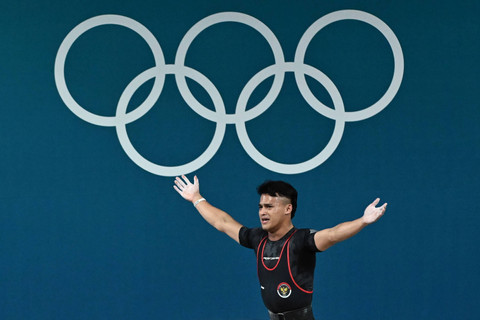 Lifter Indonesia Rizki Juniansyah bereaksi usai melakukan angkatan clean and jerk dalam kelas 73 kg putra Olimpiade Paris 2024 di South Paris Arena, Paris, Prancis, Kamis (8/8/2024). Foto: Wahyu Putro A/ANTARA FOTO