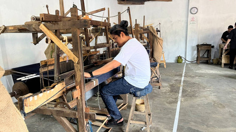 Raden Asyfa Fuadi, Pendiri Craft Denim dan salah satu kolaborator Studio Sejauh. Foto: Avissa Harness/ kumparan