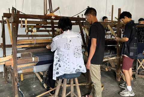 Ruang kolaborasi ini dibuka untuk publik. Siapa saja yang datang bisa belajar lebih banyak soal produksi sandang yang berkelanjutan dan bertanggung jawab. Foto: Avissa Harness/ kumparan