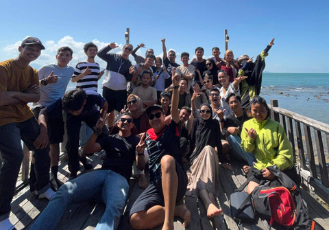 Pengunjung menikmati keindahan Pulau Kabung, Kabupaten Bengkayang. Foto: M. Zain/Hi!Pontianak