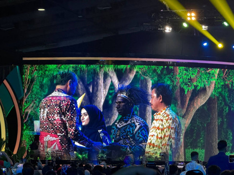 Presiden Jokowi memberikan SK Hutan Sosial, Tora, Sawit Rakyat, serta sertifikat layanan dana lingkungan untuk masyarakat di JCC, Jakarta, Jumat (9/8/2024). Foto: Luthfi Humam/kumparan