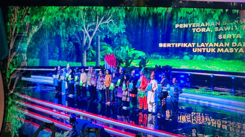 Presiden Jokowi memberikan SK Hutan Sosial, Tora, Sawit Rakyat, serta sertifikat layanan dana lingkungan untuk masyarakat di JCC, Jakarta, Jumat (9/8/2024). Foto: Luthfi Humam/kumparan