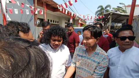 Wakil presiden terpilih, Gibran Rakabuming Raka didampingi bakal calon wakil wali kota Tangerang Selatan, Marshel Widianto di Pondok Betung, Tangerang Selatan, Jumat (9/8/2024). Foto: Zamachsyari/kumparan