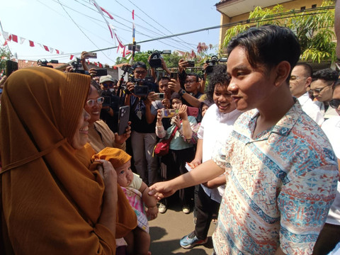Wakil presiden terpilih, Gibran Rakabuming Raka didampingi bakal calon wakil wali kota Tangerang Selatan, Marshel Widianto di Pondok Betung, Tangerang Selatan, Jumat (9/8/2024). Foto: Zamachsyari/kumparan
