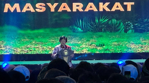Menteri Lingkungan Hidup dan Kehutanan (LHK) Siti Nurbaya berpidato saat penyerahan sertifikat layanan dana lingkungan untuk masyarakat di JCC Senayan, Jakarta, Jumat (9/8/2024). Foto: Luthfi Humam/kumparan