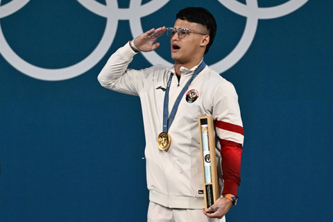 Lifter Indonesia Rizki Juniansyah memberi hormat saat upacara pengibaran bendera juara kelas 73 kg putra Olimpiade Paris 2024 di South Paris Arena, Paris, Prancis, Kamis (8/8/2024). Foto: Wahyu Putro A/ANTARA FOTO