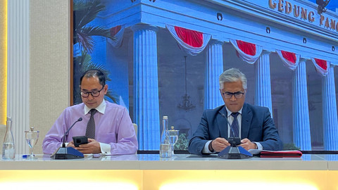 Jubir Kementria luar negeri Roy Soemirat (kanan) dan Direktur Perlindungan WNI Judha Nugraha (kiri) saat Konferensi pers di kantor Kemlu Jumat (9/8) Foto: Tiara Hasna/kumparan
