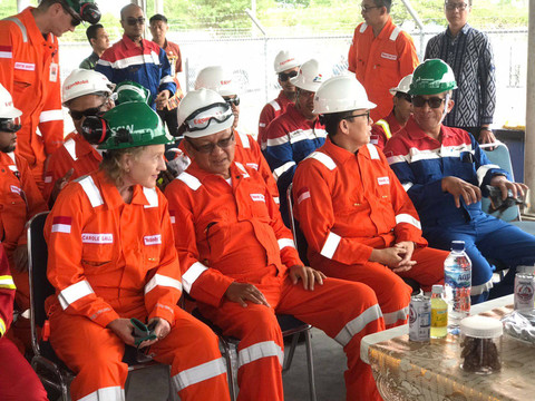 Menteri ESDM Arifin Tasrif sedang bercakap dengan Presiden ExxonMobil Indonesia, Carole J. Gall, di Blok Cepu, Kabupaten Bojonegoro, Jawa Tengah, Jumat (9/8/2024). Foto: Abdul Latif/kumparan