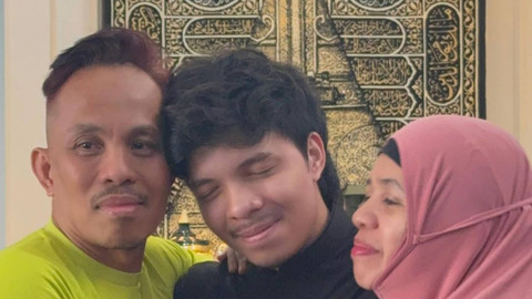 Atta Halilintar bersama orang tuanya.   Foto: Instagram/ @genifaruk